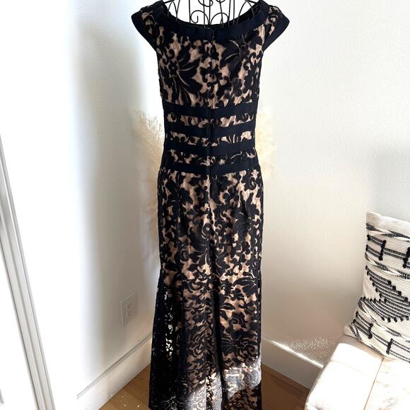 Tadashi Shoji Textured Black Lace Mermaid Gown- Nude Lining 4 Petite- Formal - Picture 6 of 11